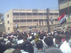 محتجون يتظاهرون في دمشق
