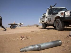 سيارة تابعة للامم المتحدة في موقع سقوط قذيفة غير منفجرة في شمال دارفور
