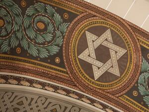 Dogs are not often invited to sit in courtrooms-  in the witness stand, or jury box, or bench for that matter. But in this case in an Israeli courtroom a dog made an appearance but reportedly was not tried for any crimes.