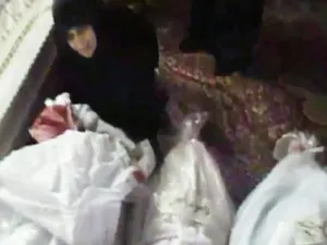 امراة تبكي قريبها الذي قتلته قوات الاسد في حمص
