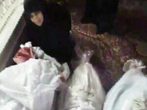 امراة تبكي قريبها الذي قتلته قوات الاسد في حمص
