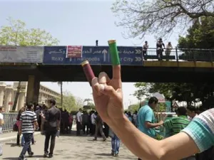 محتج يعرض فوارغ طلقات خرطوش قيل انها استخدمت من قبل مجهولين لفض اعتصام لمعارضين للمجلس العسكري الحاكم في مصر قرب وزارة الدفاع بالقاهرة