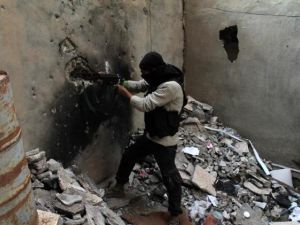 ارشيف/ مقاتل من المعارضة في دير الزور