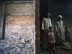 افراد عائلة مصرية داخل منزلهم في دلجا الذي احرقه اسلاميون
