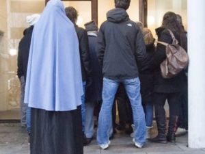 صحفيون ومتفرجون خارج محكمة في ارهوس بالدنمارك