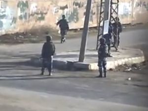 لقطة من تسجيل فيديو تظهر عناصر من القوات السورية في درعا
