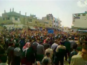 متظاهرون يتجمعون في ميدان في مدينة درعا في جنوب سوريا
