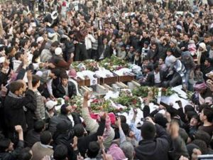 جنازة جماعية لاشخاص يقول المعارضون السوريون انهم قتلوا على يد قوات الامن السورية في دوما
