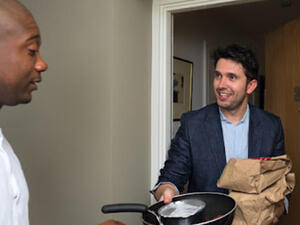 الزبون يستلم  الطعام  مع  الاواني  المتسخة