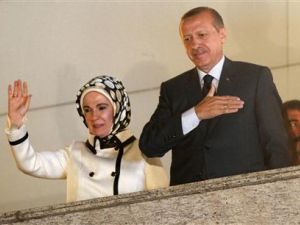 رئيس الوزراء التركي رجب طيب اردوغان وزوجته أمينة يحييان أنصار حزب العدالة والتنمية بمقر الحزب في انقرة 
