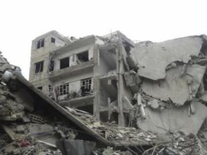 اثار الدمار بعد غارة لطائرة عسكرية سورية على دوما قرب دمشق
