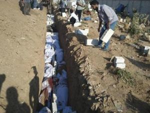 سوريون يدفنون يوم الأربعاء جثثا لأشخاص يقول محتجون انهم قتلوا في قصف للقوات الموالية لبشار الأسد في دوما قرب دمشق.
