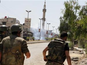 جنود سوريون في احد شوارع بلدة دوما
