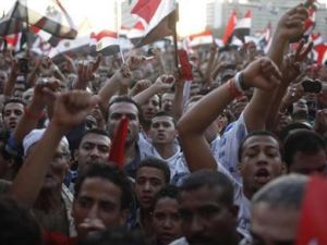 محتجون معارضون لمرسي يرددون شعارات في ميدان التحرير بالقاهرة يوم الجمعة. تصوير. اسماء وجيه - رويترز
