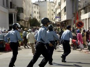 قوات مكافحة الشغب المغربية تطارد مئات المتظاهرين الذين تحدوا حظرا على المظاهرات في شوارع الرباط
