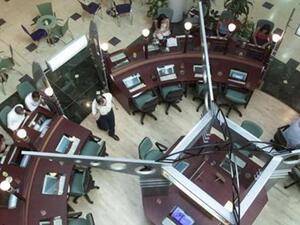 مقهى للانترنت في مركز تجاري في دبي 
