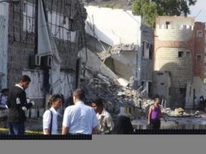 اناس يتجمعون في موقع تفجير استهدف مجمعا للشرطة في عدن جنوب اليمن
