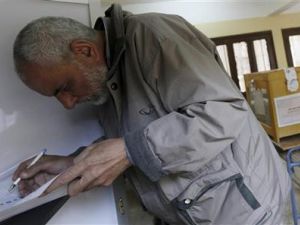ناخب يدلي بصوته في الانتخابات البرلمانية المصرية في شبرا
