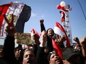 متظاهرون يطالبون المجلس العسكري في مصر بتسليم السلطة للمدنيين 
