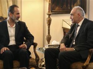 وزير الخارجية المصري محمد كامل عمرو (الى اليمين) يستقبل معاذ الخطيب رئيس الائتلاف الوطني السوري في القاهرة
