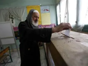 مسن مصري يدلي بصوته في جولة الاعادة من المرحلة الثانية من الانتخابات
