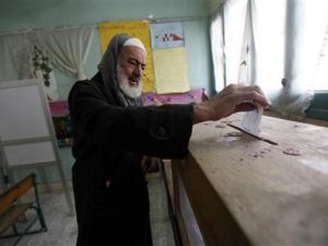 شيخ مصري يدلي بصوته في الانتخابات