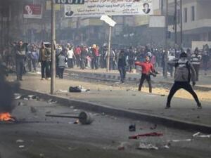 مؤيدون للرئيس المصري المعزول محمد مرسي ومعارضون اثناء اشتباكات في حي مدينة نصر في القاهرة يوم الجمعة
