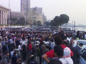 ارشيف/متظاهرون امام مبنى التلفزيون المصري