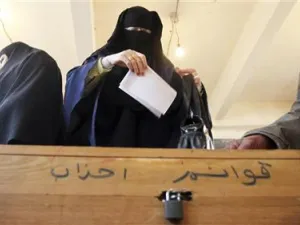 امرأة منتقبة تدلي بصوتها في لجنة انتخابية في كفر مصيلحة بالمنوفية 
