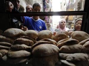 مصريون بالقاهرة ينتظرون أمام مخبز لشراء خبز