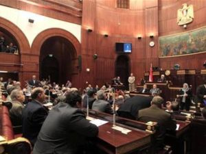 أعضاء اللجنة التأسيسية في مصر يناقشون المسودة النهائية للدستور الجديد بالقاهرة
