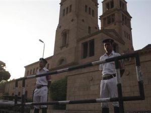 شرطيان يحرسان كنيسة في مصر