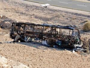 حافلة محترقة اثر احد هجمات ايلات