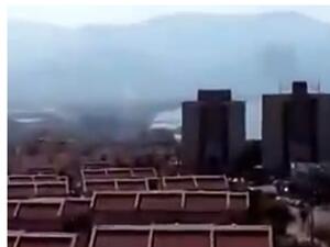 لقطة تظهر ما يبدو انها لحظة سقوط وانفجار احد الصاروخين في ايلات