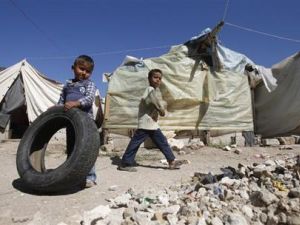 طفلان فلسطينيان في مخيم عين الحلوة قرب صيدا بجنوب لبنان
