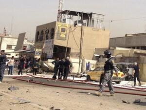 رجل امن عراقي في موقع احد التفجيرات