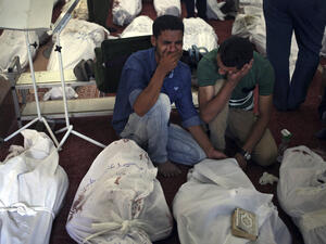 مصريون يبكون اقاربهم القتلى في مسجد الايمان في القاهرة
