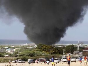 الدخان يتصاعد من موقع اشتعال النيران في الطائرة في مطار بالعاصمة الصومالية 
