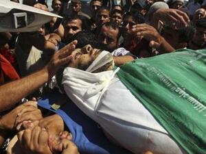 فلسطينيون يشيعون جثمان ناشط في حركة حماس قتل في غارة اسرائيلية على غزة