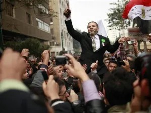 انصار الاخوان المسلمين يحتفلون خارج البرلمان المصري في القاهرة
