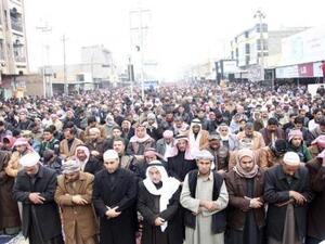 مسلمون يؤدون صلاة الجمعة في الفلوجة
