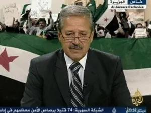 السفير الفارس في صورة ماخوذة من مقابلة تلفزيونية اعلن خلالها انشقاقه وانضمامه للمعارضة