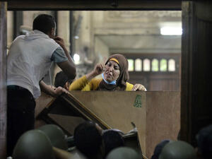 An Egyptian woman talks to policemen from the inside of Cairo's Al-Fath mosque (AFP/MOHAMED EL-SHAHED)