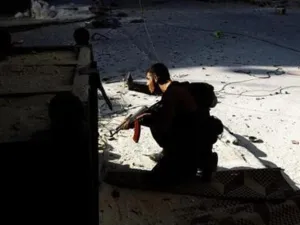 احد مقاتلي الجيش السوري الحر يحمل بندقيته خلال اشتباك مع قوات موالية للرئيس السوري بشار الاسد في وسط حلب