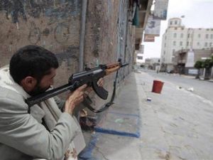 قبلي يحمل سلاحه في صنعاء
