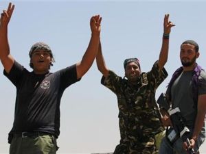 مقاتلون من المعارضة الليبية في مدينة الزاوية 
