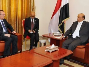 نائب الرئيس اليمني عبد ربه منصور هادي (يمين) مساعد وزيرة الخارجية الاميركية للشرق الاوسط جيفري فيلتمان في صنعاء الاربعاء
