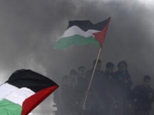 
فلسطينيون يرفعون اعلاما وطنية خلال تظاهرة في يوم الارض في بيت حانون