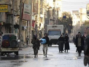 مقاتل من الجيش الحر في احد شوارع دير الزور