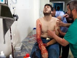 مقاتل في صفوف الجيش السوري الحر يتلقى العلاج في احد مستشفيات القصير 
